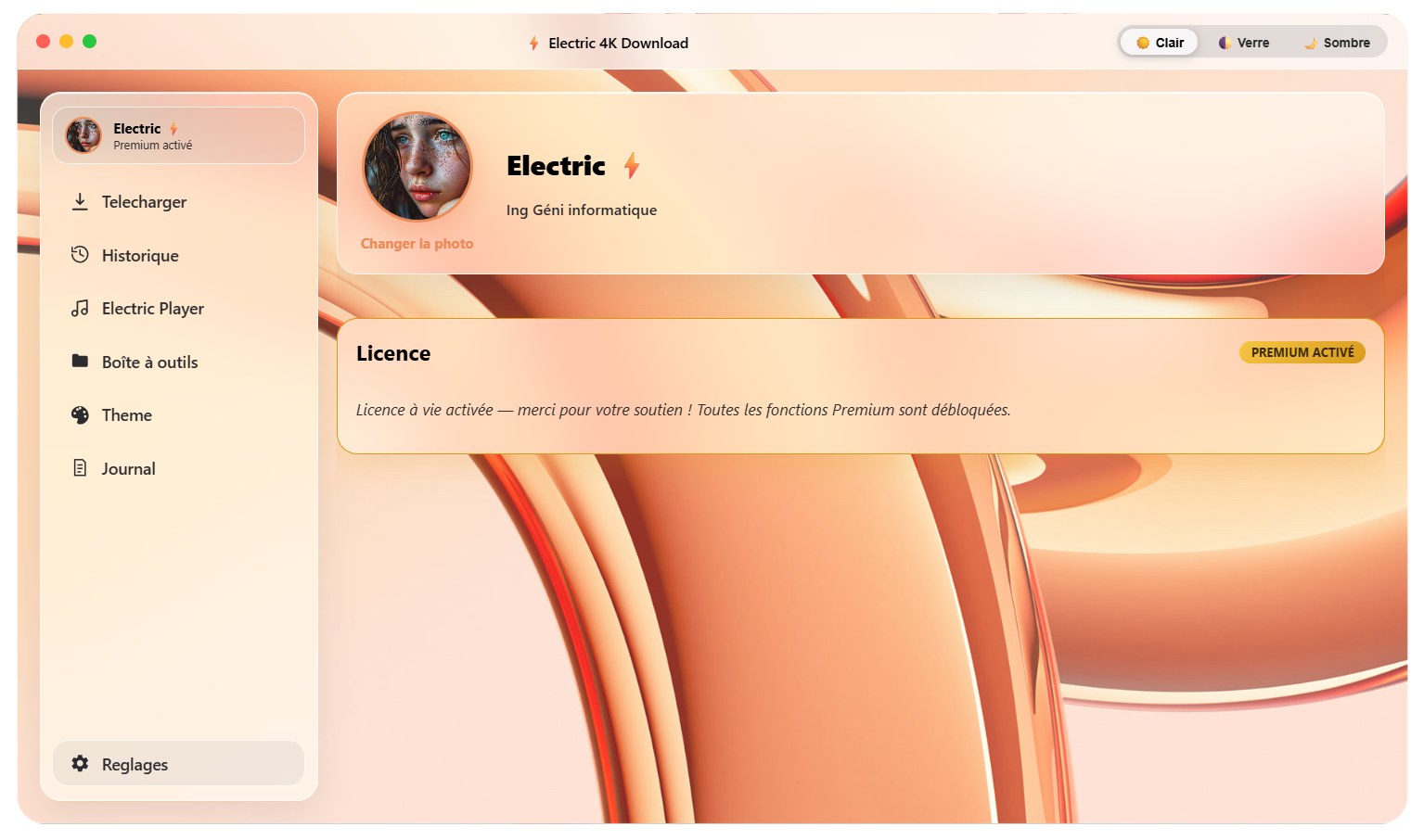 Page Profil d'Electric 4K Download en mode Clair, Effet Verre activé